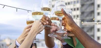 alkohol: influencer in sozialen medien wecken verlangen