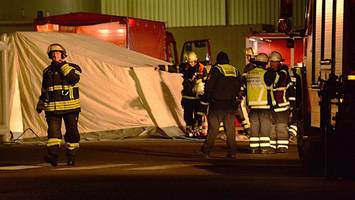 200-Liter-Fass mit ätzender Flüssigkeit beschädigt – Lagerhalle kontaminiert