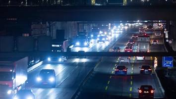 fünf fahrzeuge krachen auf a7 ineinander – stau und behinderungen