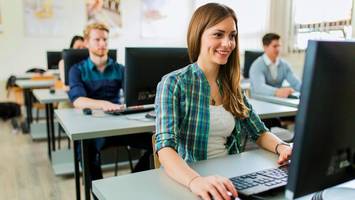 Justizbehörde: E-Klausuren machen Hamburg für Referendare attraktiver