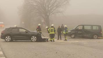 9 verletzte: audi rammt vw-transporter auf der bundesstraße 206
