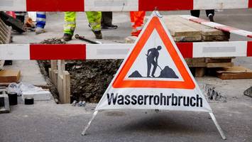 wieder wasserrohrbruch auf wichtiger verkehrsader: saseler damm teilweise dicht