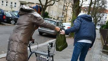 Jugendlicher überfällt Seniorin mit Rollator und flüchtet auf E-Scooter