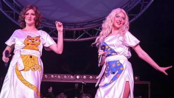 „abba gold“: eine erinnerung ans knutschen auf abi-feten und toast hawaii