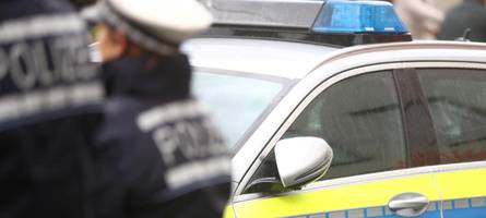 Seniorin schmeißt Steine auf fahrendes Auto