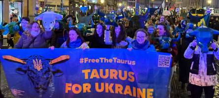 Vier Jahre Krieg: Hunderte Demonstranten fordern Raketensystem für die Ukraine