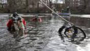 Aufräumaktion in Hamburg: Einkaufswagen und E-Roller - Taucher holen Schrott aus Kanal