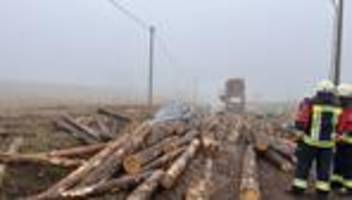 Oberbayern: Holzstämme fallen von Laster auf Auto - Insassen unverletzt