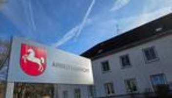 Prozess am Arbeitsgericht: VW-Manager fordern Millionen - Gerichtsstreit um Kündigungen