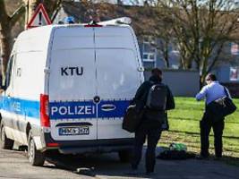 Furchtbarer Fund in Waldstück : Frauenleiche in Duisburg aufgefunden