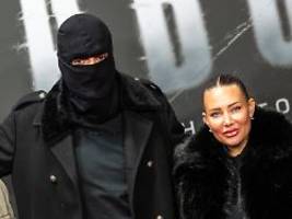 Ärzte legen Veto ein: Haftbefehl muss nach Nasen-OP Auftritt absagen