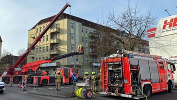 In Moabit: Feuerwehr muss Straßenlaterne vor dem Umstürzen bewahren