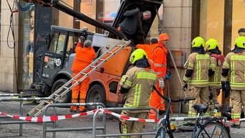 Kopfsteinpflaster gibt nach – BSR-Kehrmaschine bricht auf Gehweg ein