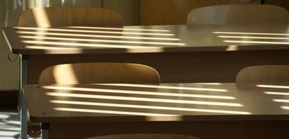 bremen: gymnasiallehrer darf nicht suspendiert werden - sein auto wuschen die schülerinnen im bikini