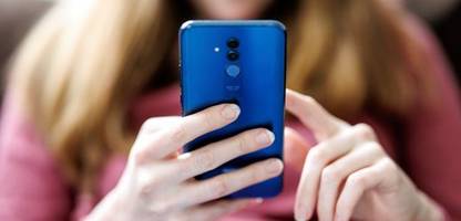 Einsamkeit: Hälfte der Jugendlichen empfindet tägliche Belastung - und hofft auf Hilfe in der Schule