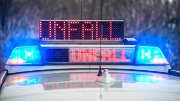 a1 gesperrt: drei fahrzeuge in unfall verwickelt, lkw durchbricht leitplanke