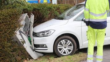 auto knallt in stromkasten: ampel an problemkreuzung zur a23 fällt aus