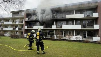 explosion in wandsbeker wohnhaus – mann nach sprung vom balkon in klinik