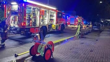 Lebensgefahr: Menschen bei Feuer in Mehrfamilienhaus eingeschlossen