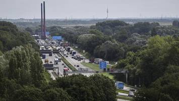 um schneller zu sein: suv-fahrer rast mit blaulicht durch stau auf der a1