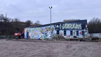 bagger am juzena: jetzt wird das marode jugendzentrum abgerissen