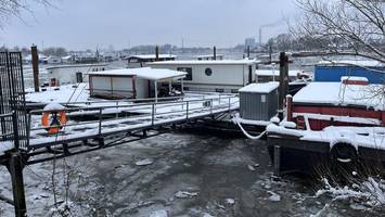 Baggerfahrer erwischt Gasleitung bei Arbeiten im Holzhafen