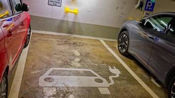 energiewende stockt: kaum e-ladepunkte auf parkplätzen von saga und co.