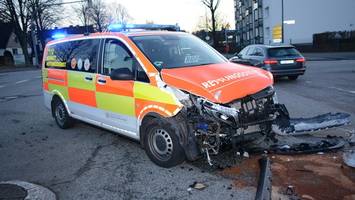 Rettungsfahrzeug kollidiert auf Einsatzfahrt mit Auto – ein Verletzter