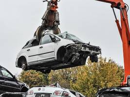 Tödlicher Unfall in Recyclingbetrieb: 82-Jähriger im Auto von Bagger zerquetscht