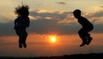 Spielend leicht Kontakt finden: Besser Baut eine Sandburg als nur Geht zusammen spielen