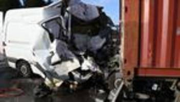 Tödlicher Unfall: Transporter prallt an Stauende in Lkw - Beifahrer stirbt