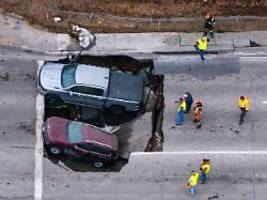 Ich muss sofort hier raus: Zwei Autos stürzen an Kreuzung in Nebraska in großes Erdloch