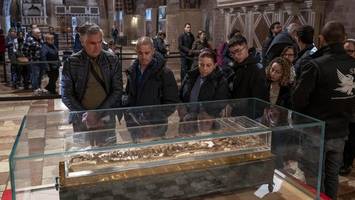 800 jahre im sarkophag: heilige knochen werden in italien zum besuchermagnet