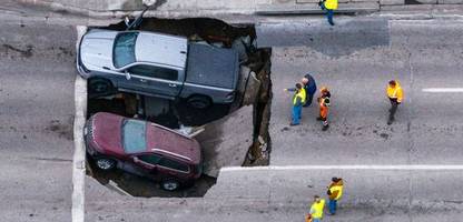 USA: Straße in Omaha, Nebraska bricht ein – Autos sacken in riesiges Loch