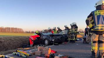 auto schleudert von der straße und landet im graben