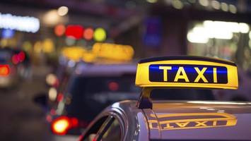 hotelgast stiehlt taxi und liefert sich verfolgungsjagd mit polizei