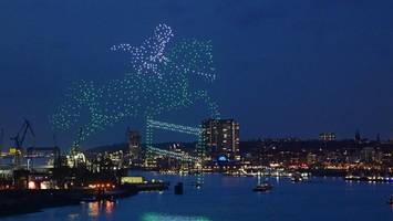 Startschuss für Olympia-Kampagne: 900 Drohnen sorgen für Lichtshow im Hafen