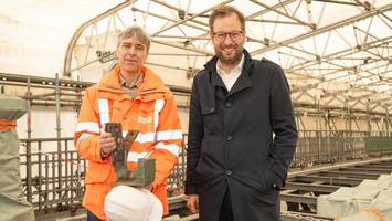 hamburgs christo-baustelle: das passiert unter dem zelt an der wartenaubrücke