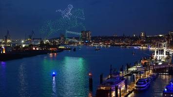 startschuss für olympia-kampagne: 900 drohnen sorgen für lichtshow im hafen