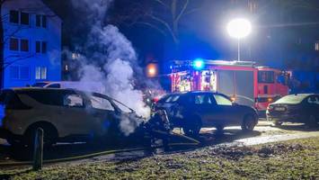 Zwei Autos brennen – Polizei fahndet nach möglichen Brandstiftern