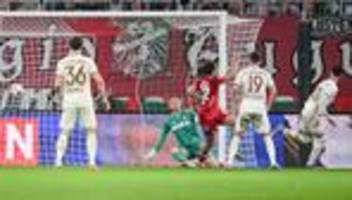 Fußball-Bundesliga: Jubiläumssieg dank Hacken-Tor: Augsburg verschärft FC-Sorgen