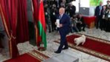 pressefreiheit: gericht in belarus verurteilt journalisten zu langen haftstrafen