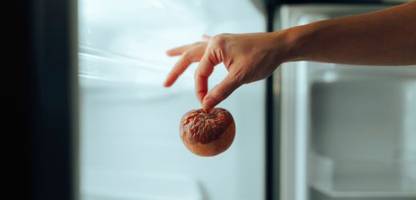 Kühlschrank richtig putzen: Welche Keime dort wimmeln und wie man sich schützen kann