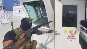 zu riskant: hapag-lloyd und maersk setzen suezkanal-fahrten aus