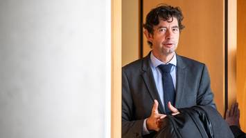 „wir wollen rein“: zuschauer empört bei prozess um drosten und wiesendanger