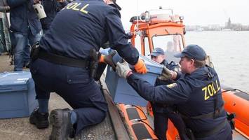 Echte Hafenarbeiter entlarven falsche Hafenarbeiter als Drogenkuriere