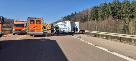 Lastwagen fährt gegen Pannenfahrzeug auf der A8: Zwei Menschen schwer verletzt