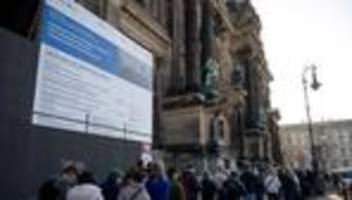 Berliner Dom: Wiedereröffnung Hohenzollerngruft: Besucher stehen Schlange