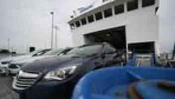 fahrer rettet sich selbst: mann fährt mit auto am fähranleger in emden ins wasser