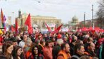 IG Metall, Verdi, DGB: Gewerkschaften demonstrieren: Menschen brauchen Zukunft